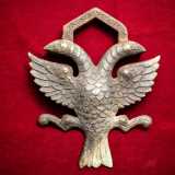 ...un curioso catenaccio a forma di aquila bicipite superstite di un vecchio cancello...